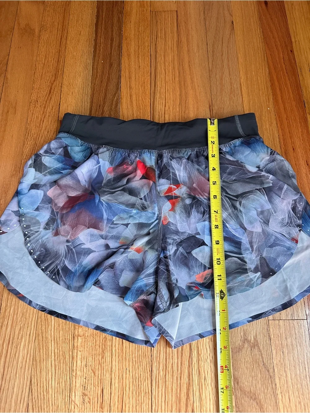 Lululemon Hotty Hot Lined Running Shorts Size 6 Blue Floral Print